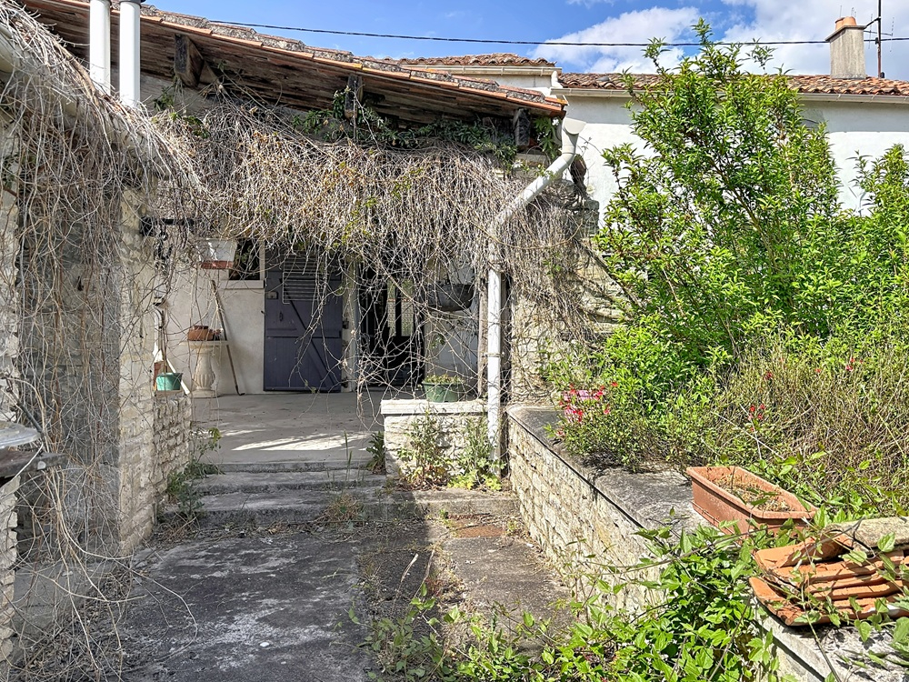 BENON Maison en pierre A RENOVER 129 m2- 4 chambres- grand chai- jardin 16