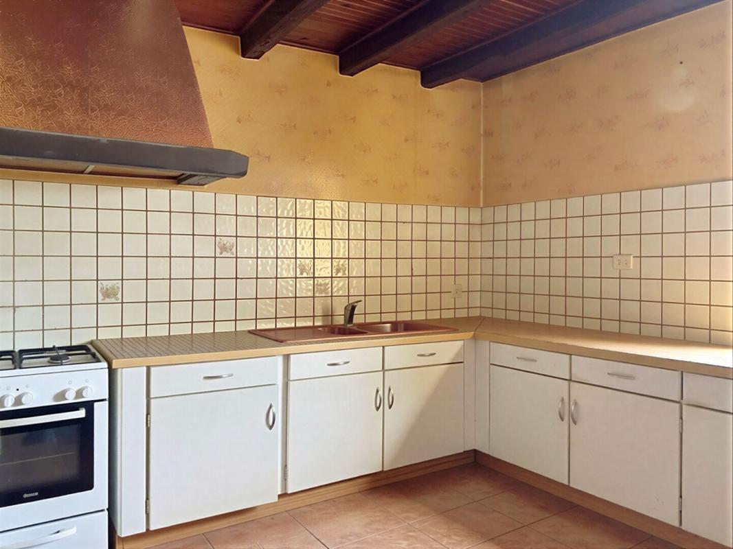 BENON Maison en pierre A RENOVER 129 m2- 4 chambres- grand chai- jardin 8