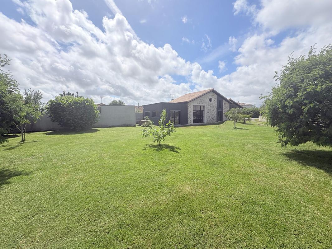 SAINT-LUMINE-DE-CLISSON Maison familiale idéalement bien située 17