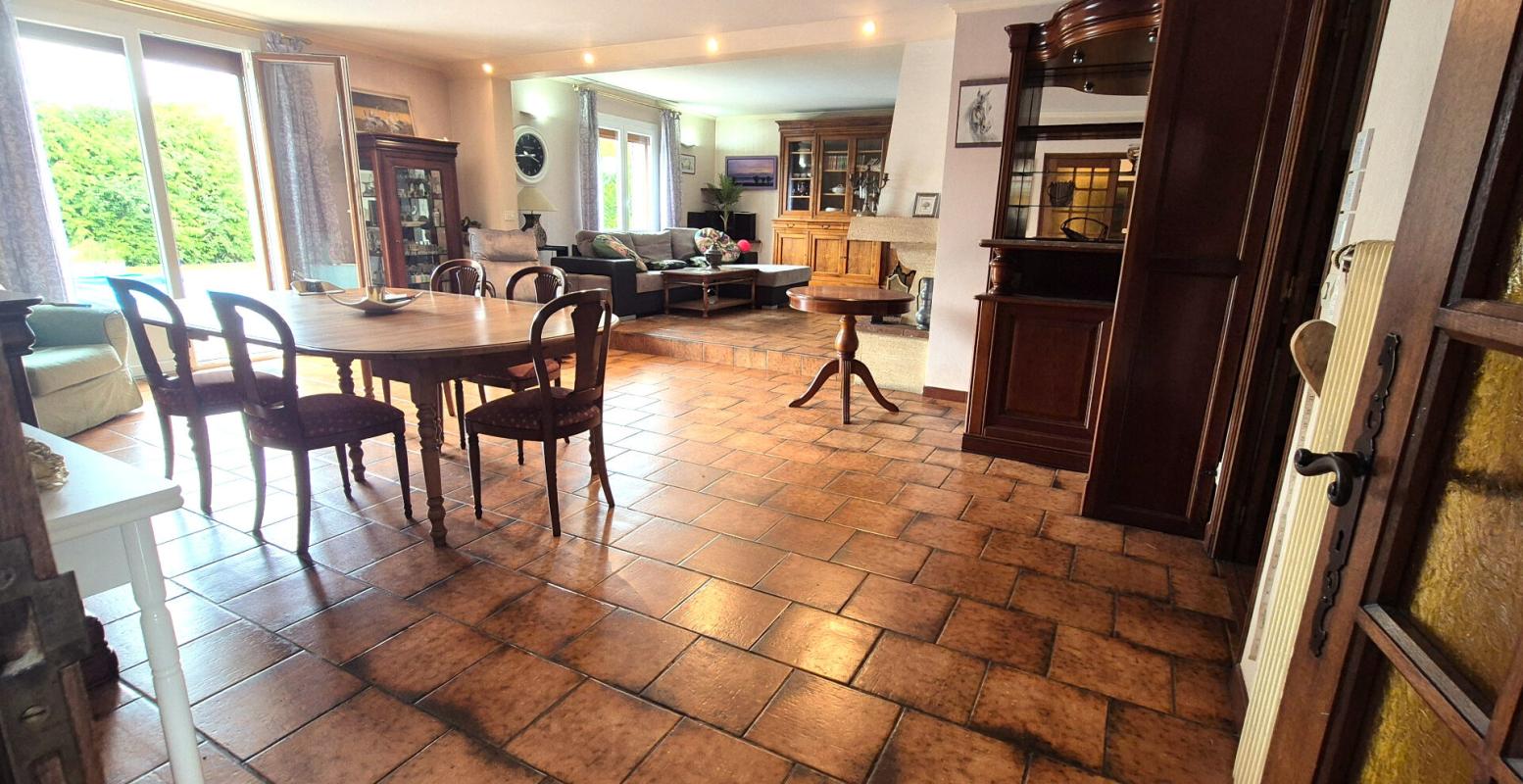 SAINT-DIZIER Belle Propriété ou Villa avec sa Piscine de 50 m² à réhabiliter entièrement où Maison Individuelle sur Sous-sol Complet de 223 m² à Rénover avec sa Cour sécurisée de 125 m², Balcon, Véranda, Terrasse avec sa Piscine creusée et Terrain clos, arborés et Pay 10
