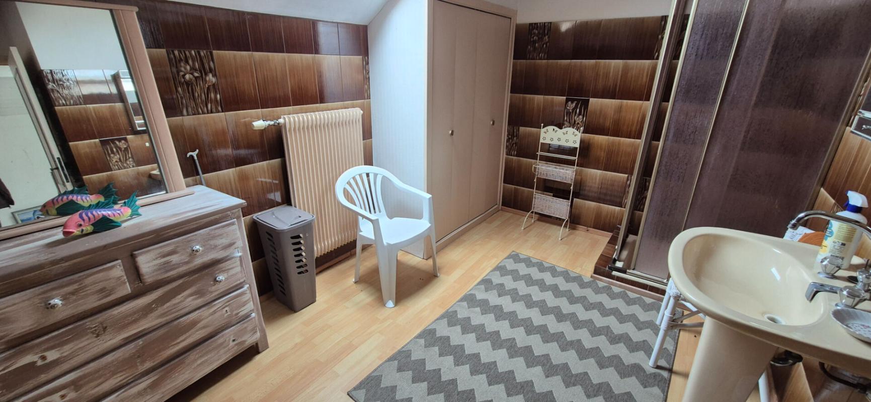 SAINT-DIZIER Belle Propriété ou Villa avec sa Piscine de 50 m² à réhabiliter entièrement où Maison Individuelle sur Sous-sol Complet de 223 m² à Rénover avec sa Cour sécurisée de 125 m², Balcon, Véranda, Terrasse avec sa Piscine creusée et Terrain clos, arborés et Pay 12