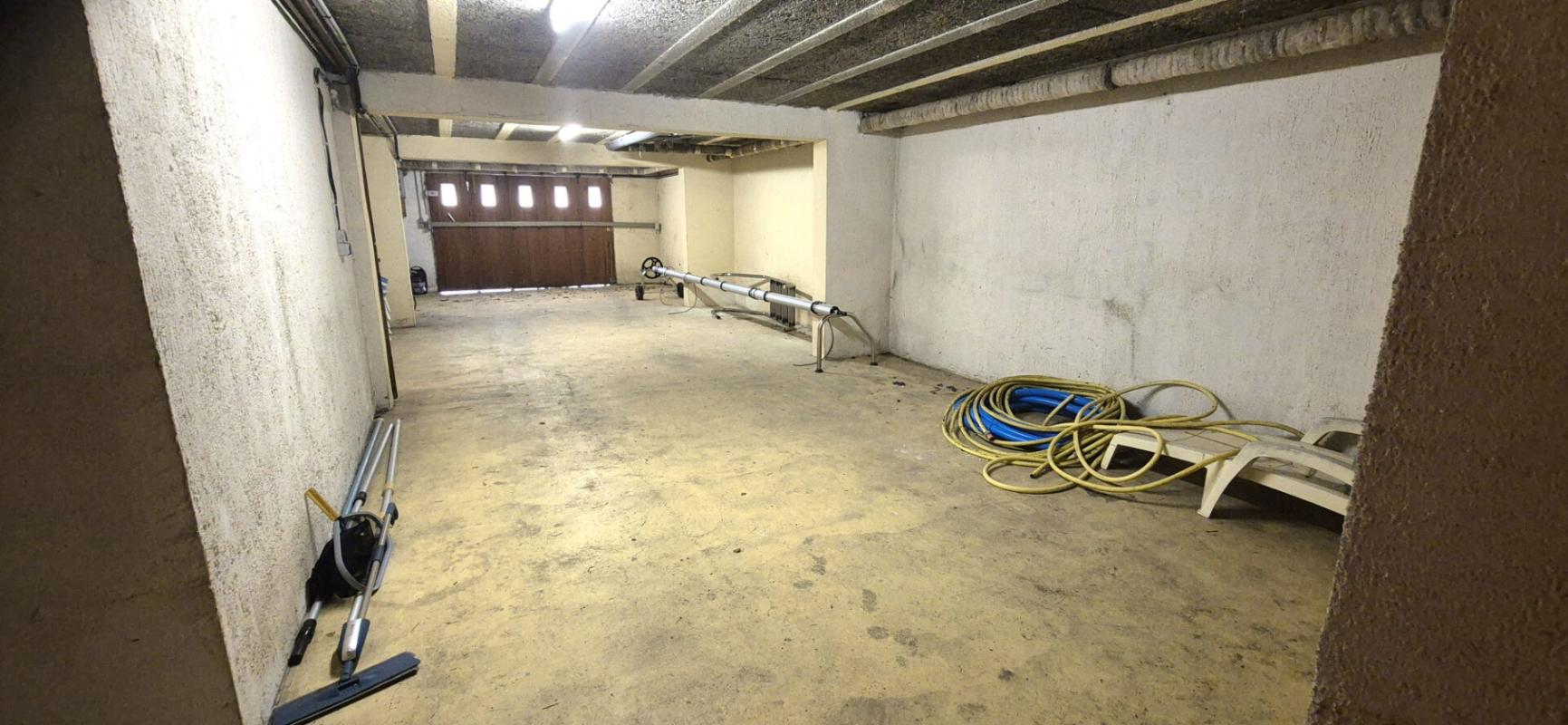 SAINT-DIZIER Belle Propriété ou Villa avec sa Piscine de 50 m² à réhabiliter entièrement où Maison Individuelle sur Sous-sol Complet de 223 m² à Rénover avec sa Cour sécurisée de 125 m², Balcon, Véranda, Terrasse avec sa Piscine creusée et Terrain clos, arborés et Pay 15