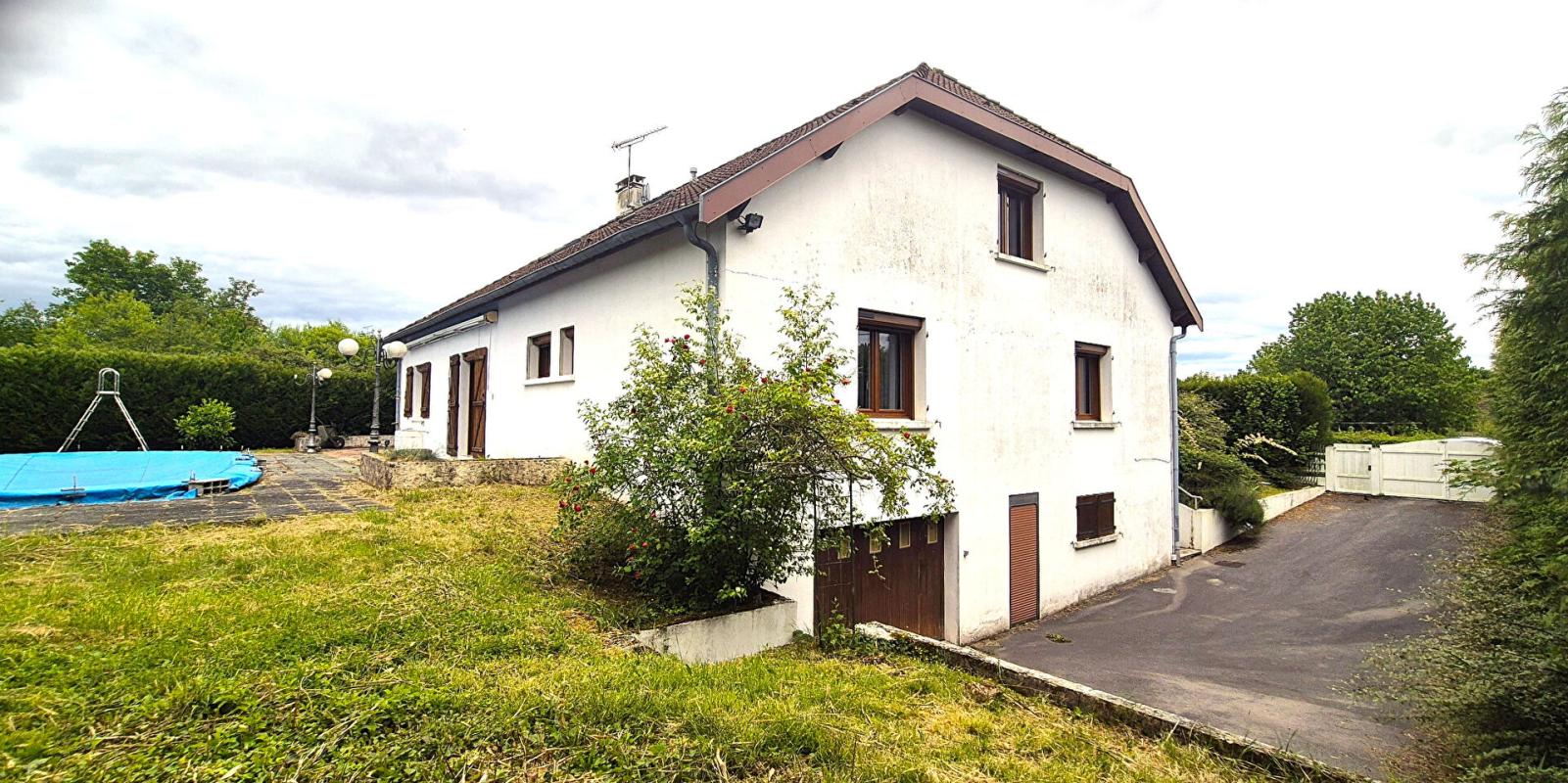 SAINT-DIZIER Belle Propriété ou Villa avec sa Piscine de 50 m² à réhabiliter entièrement où Maison Individuelle sur Sous-sol Complet de 223 m² à Rénover avec sa Cour sécurisée de 125 m², Balcon, Véranda, Terrasse avec sa Piscine creusée et Terrain clos, arborés et Pay 16