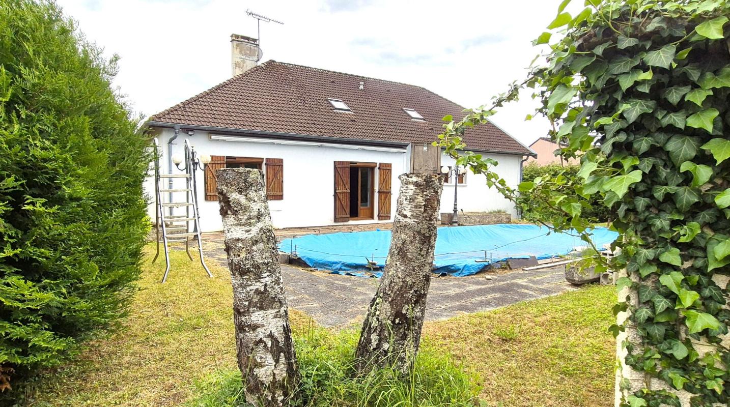 SAINT-DIZIER Belle Propriété ou Villa avec sa Piscine de 50 m² à réhabiliter entièrement où Maison Individuelle sur Sous-sol Complet de 223 m² à Rénover avec sa Cour sécurisée de 125 m², Balcon, Véranda, Terrasse avec sa Piscine creusée et Terrain clos, arborés et Pay 17