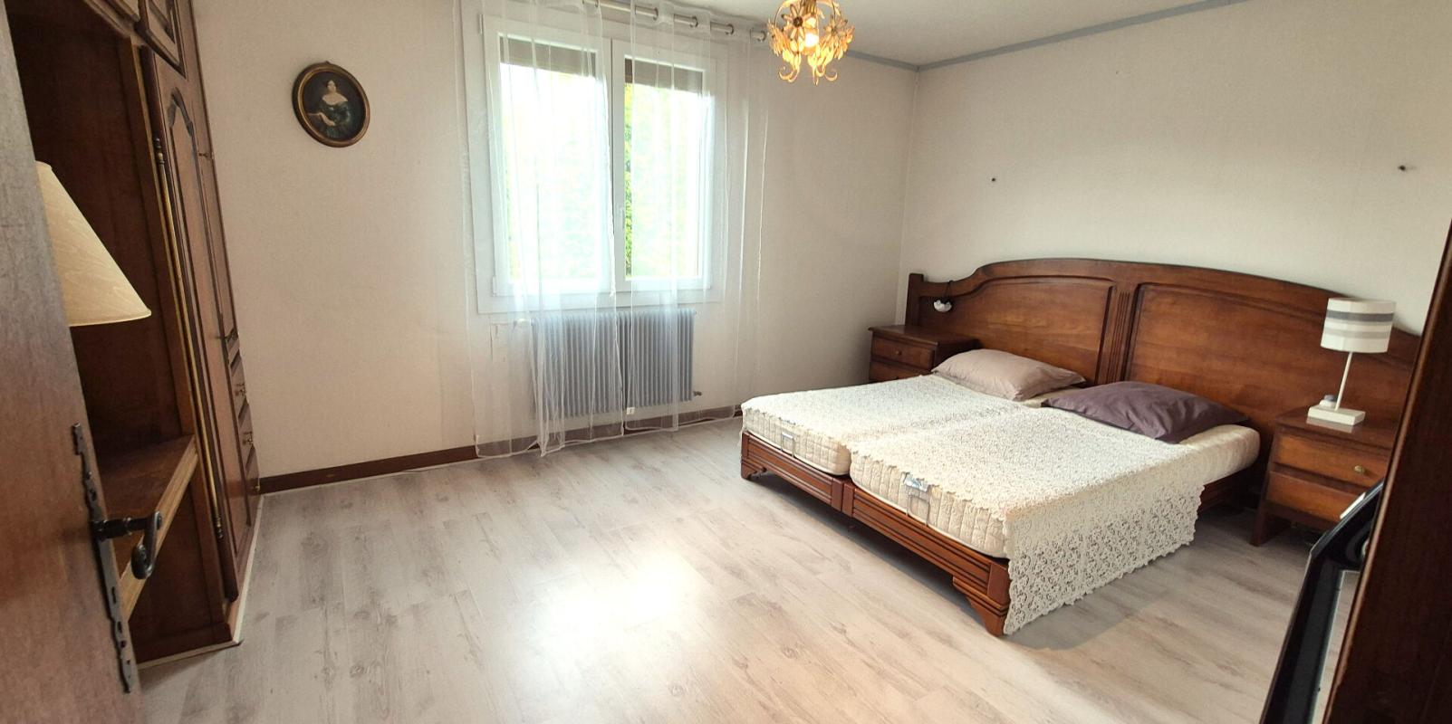 SAINT-DIZIER Belle Propriété ou Villa avec sa Piscine de 50 m² à réhabiliter entièrement où Maison Individuelle sur Sous-sol Complet de 223 m² à Rénover avec sa Cour sécurisée de 125 m², Balcon, Véranda, Terrasse avec sa Piscine creusée et Terrain clos, arborés et Pay 4