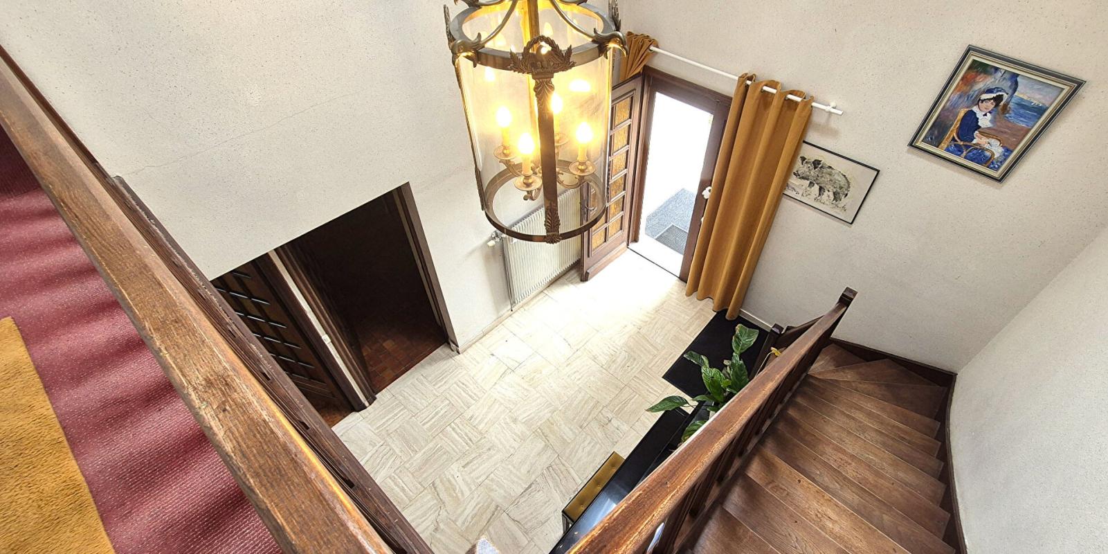 SAINT-DIZIER Belle Propriété ou Villa avec sa Piscine de 50 m² à réhabiliter entièrement où Maison Individuelle sur Sous-sol Complet de 223 m² à Rénover avec sa Cour sécurisée de 125 m², Balcon, Véranda, Terrasse avec sa Piscine creusée et Terrain clos, arborés et Pay 8