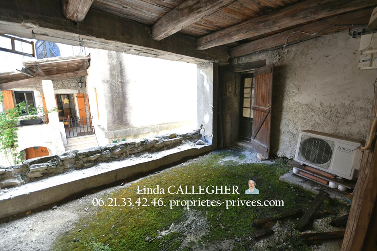 SAINT-JEAN-DE-MARUEJOLS-ET-AVEJAN jolie Maison de village en pierre et ruine attenante à faire revivre 16