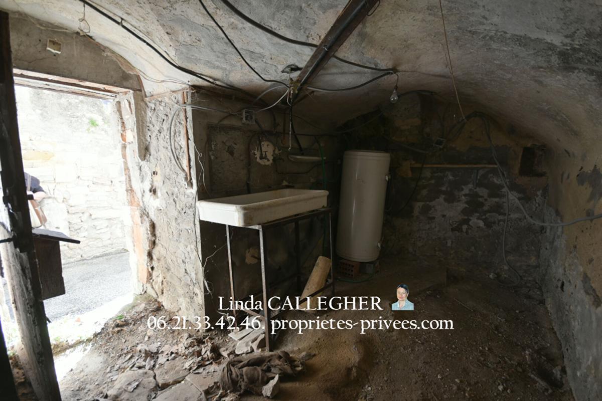 SAINT-JEAN-DE-MARUEJOLS-ET-AVEJAN jolie Maison de village en pierre et ruine attenante à faire revivre 17
