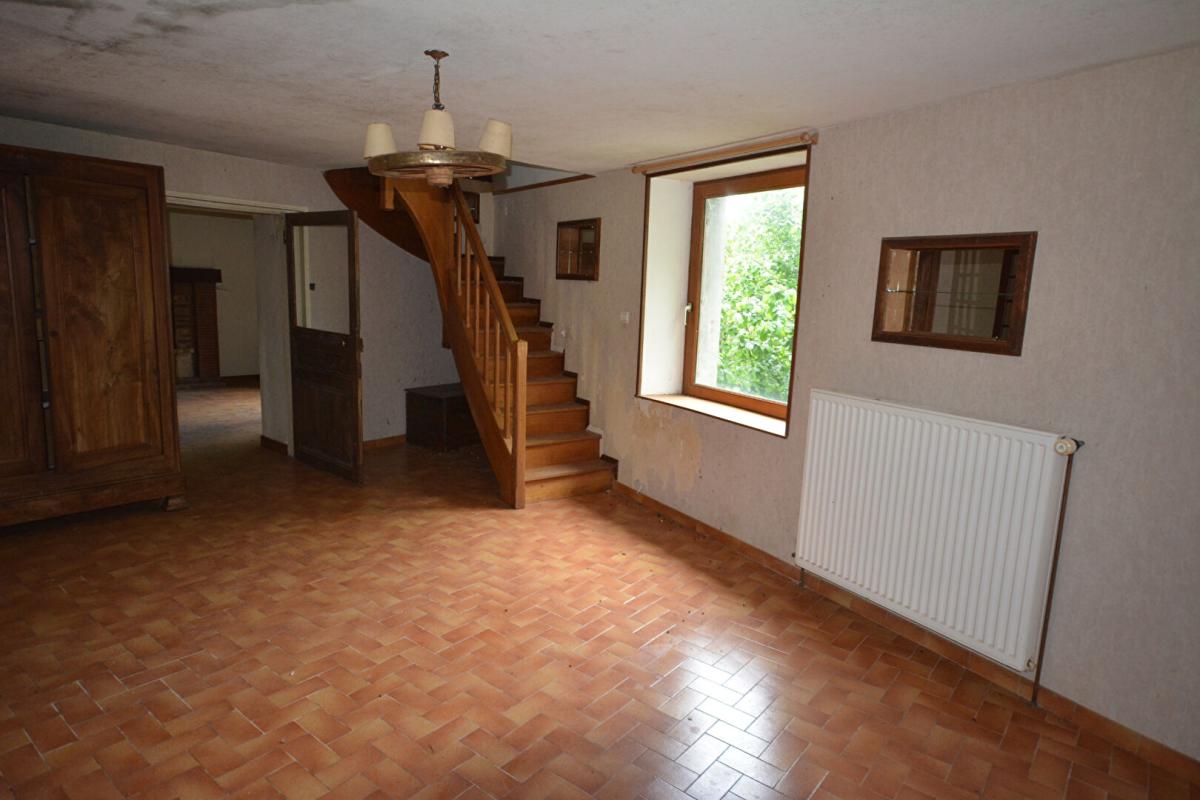 SAINT-GOUSSAUD Maison à rénover à la campagne 17