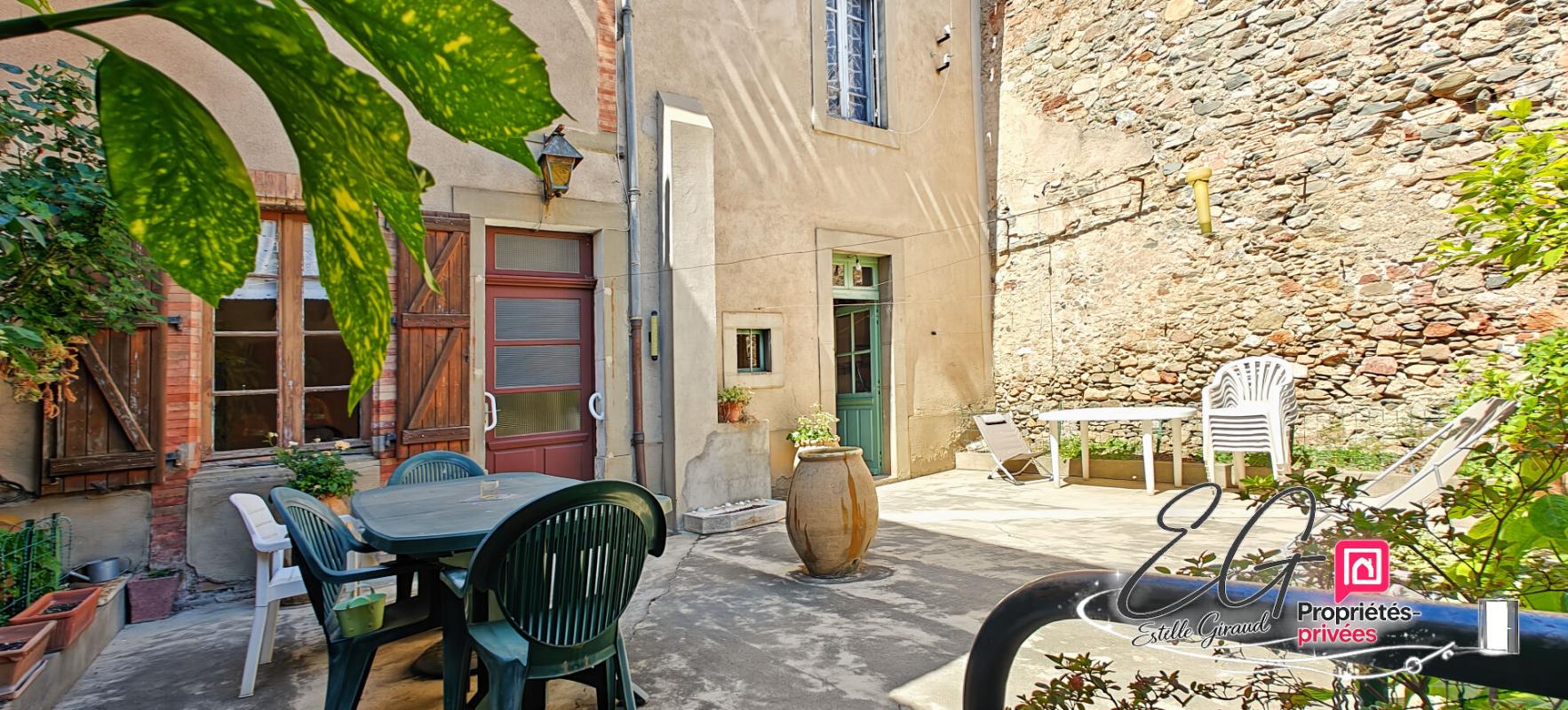 CAUNES-MINERVOIS Maison de village de caractère avec cour intime et grand garage  à Caunes-Minervois 1