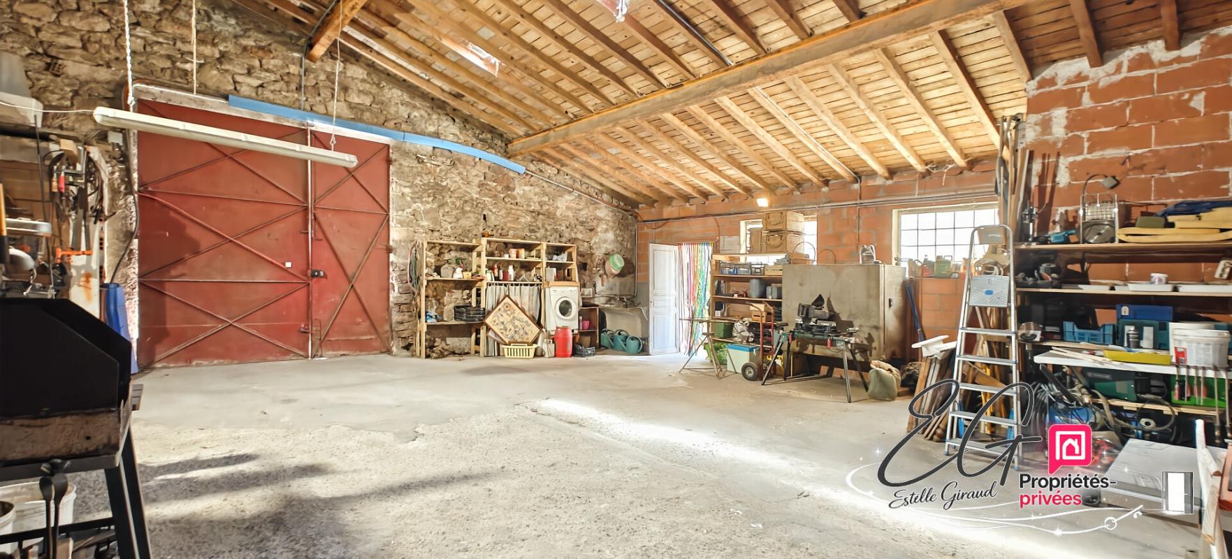 CAUNES-MINERVOIS Maison de village de caractère avec cour intime et grand garage  à Caunes-Minervois 8