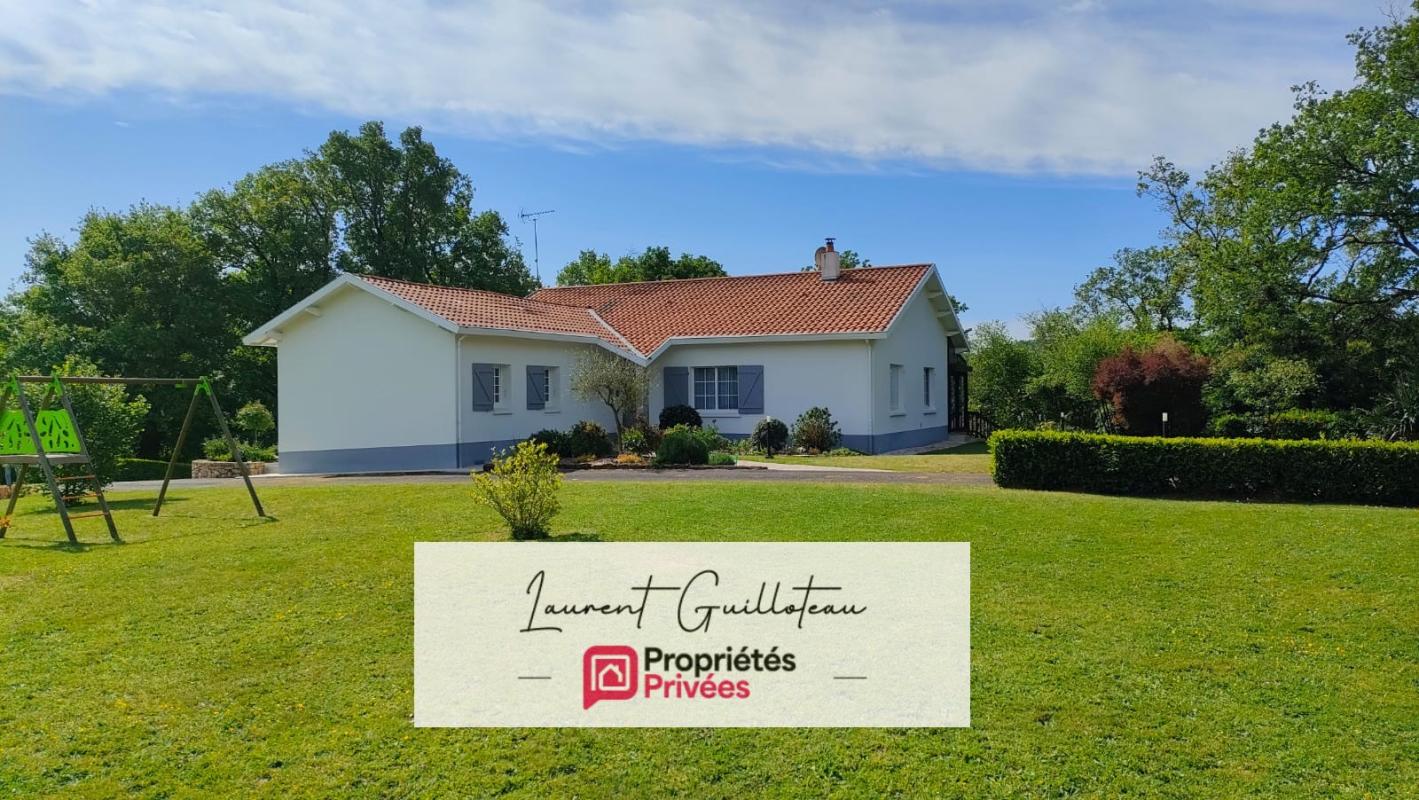 MORTAGNE-SUR-SEVRE Maison avec chambres d'hôtes Mortagne sur Sevre 8 pièces 177 m2 1