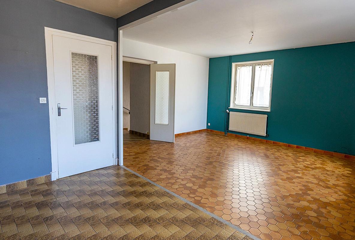 VIOLAY charmante maison de village de 80 m² ? Idéalement située à Violay 6