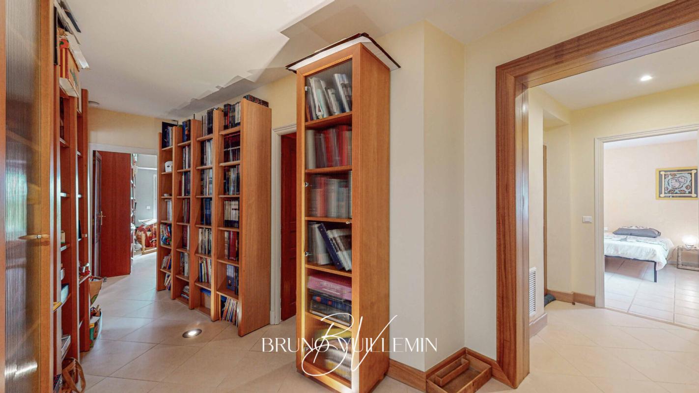 LEZIGNAN-CORBIERES PROPRIETE MODERNE10 PIECES EN POSITION DOMINANTE SUR 1 ha 10