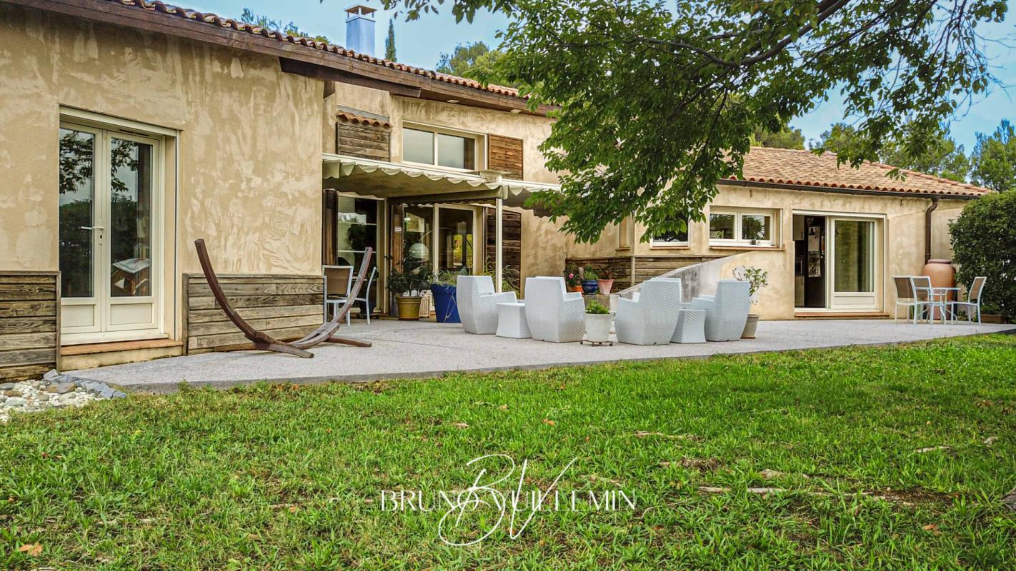 LEZIGNAN-CORBIERES PROPRIETE MODERNE10 PIECES EN POSITION DOMINANTE SUR 1 ha 17