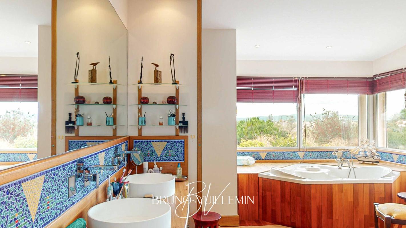 LEZIGNAN-CORBIERES PROPRIETE MODERNE10 PIECES EN POSITION DOMINANTE SUR 1 ha 8