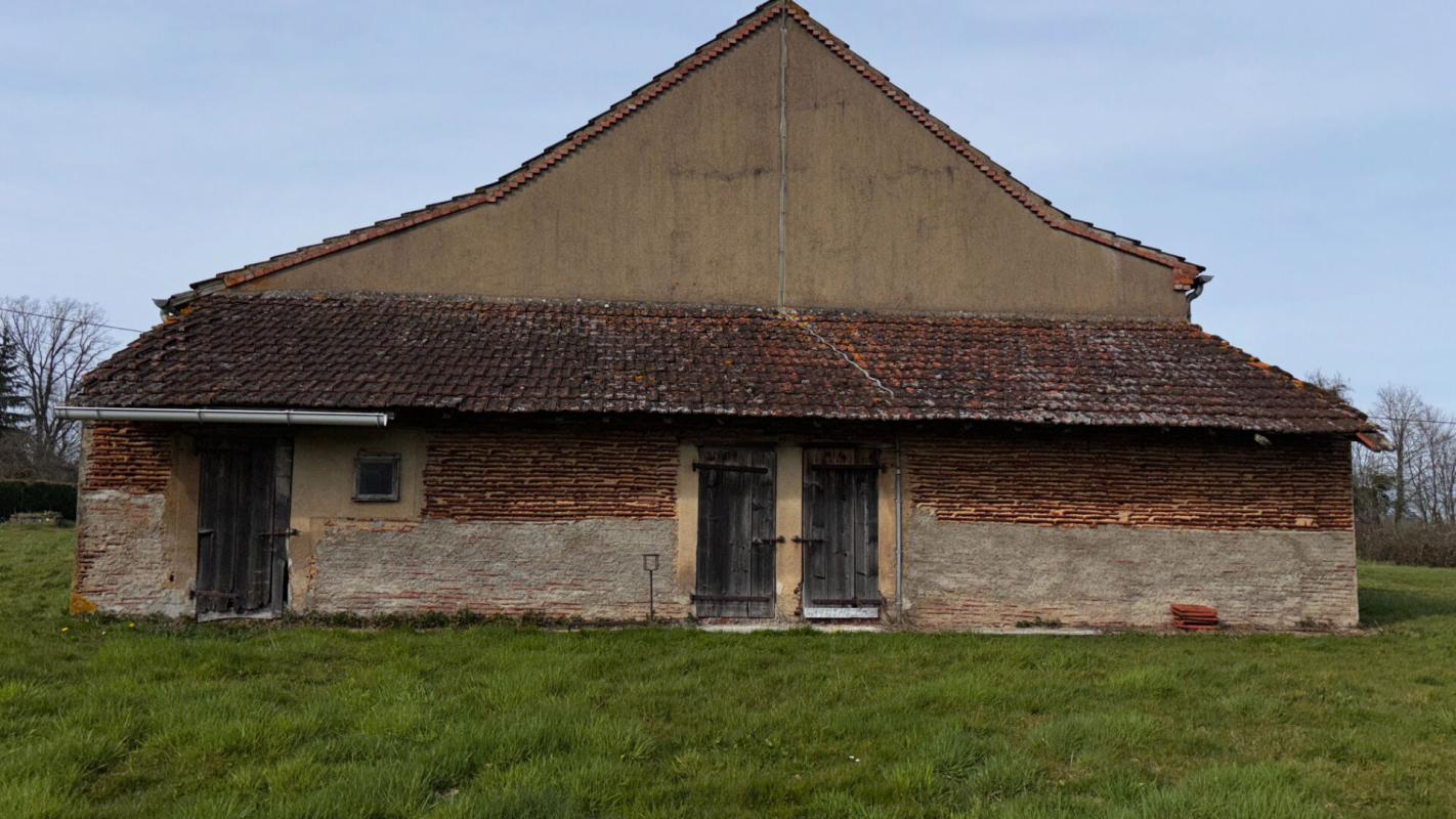 HUILLY-SUR-SEILLE Sur 2700 m2 de terrain, belle ferme à rénover 10