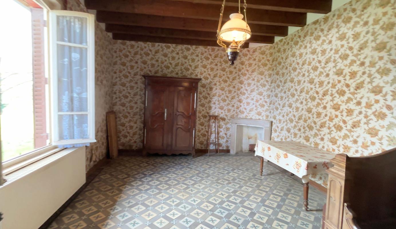 HUILLY-SUR-SEILLE Sur 2700 m2 de terrain, belle ferme à rénover 13