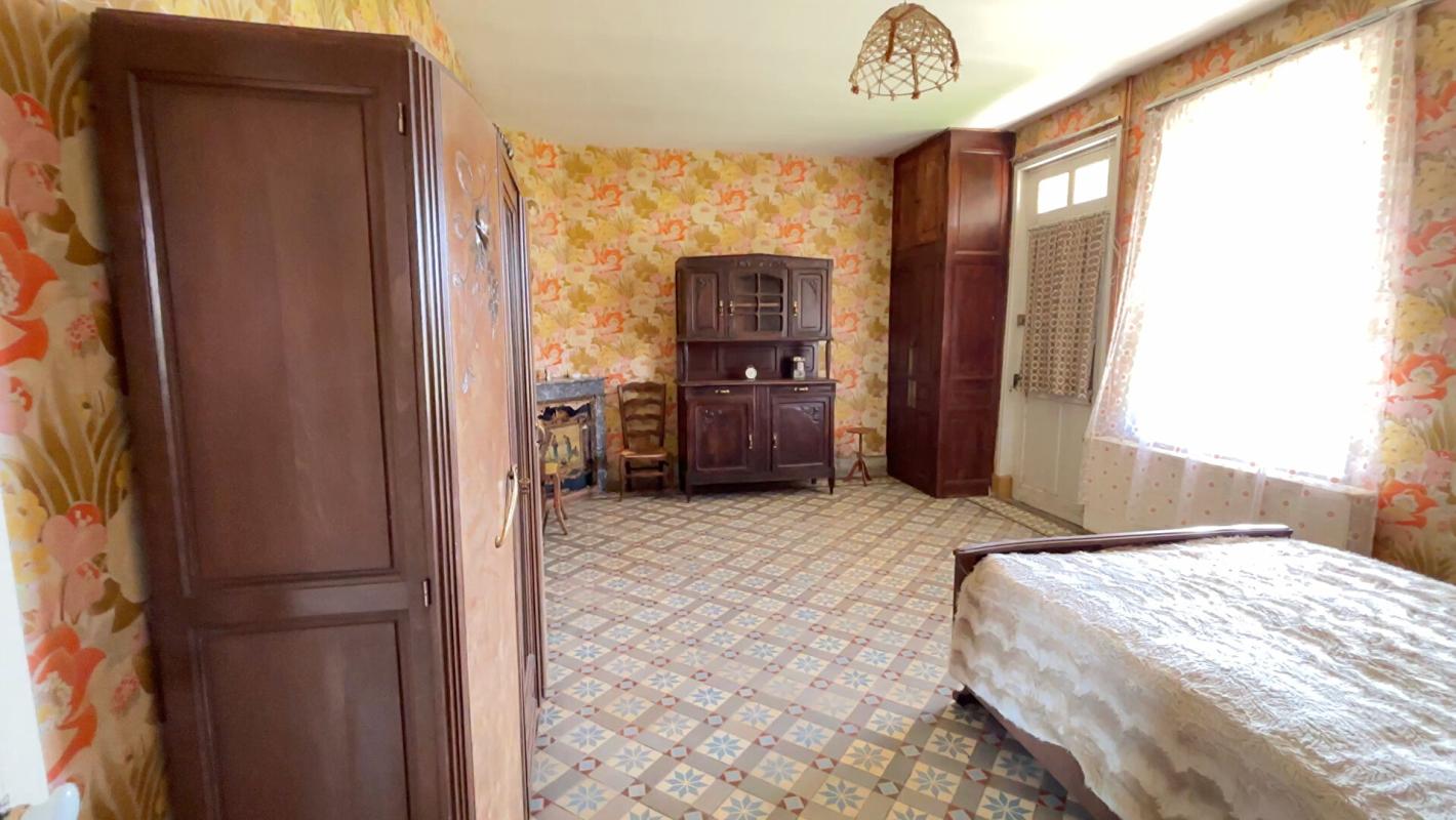 HUILLY-SUR-SEILLE Sur 2700 m2 de terrain, belle ferme à rénover 16