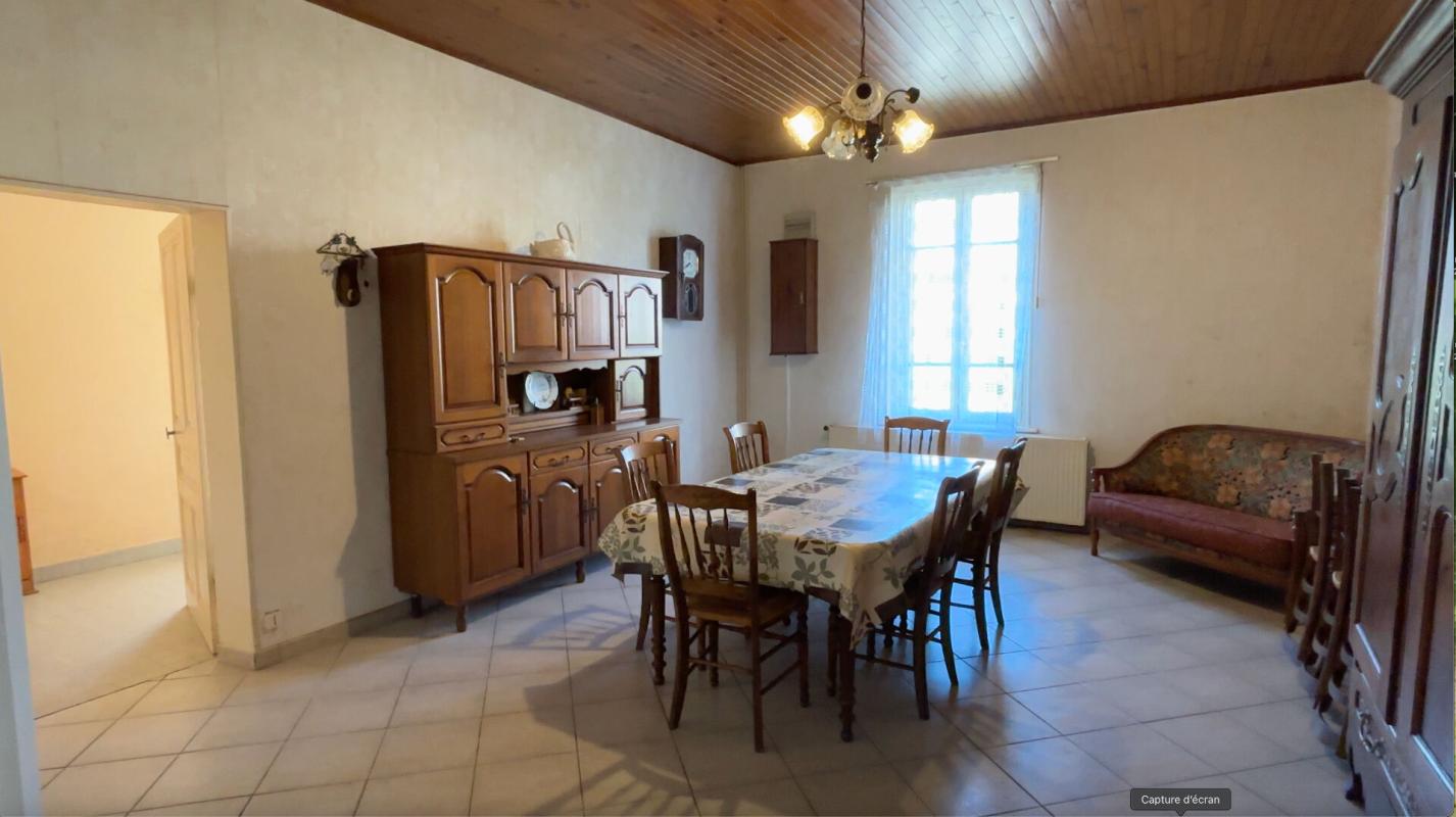 HUILLY-SUR-SEILLE Sur 2700 m2 de terrain, belle ferme à rénover 17