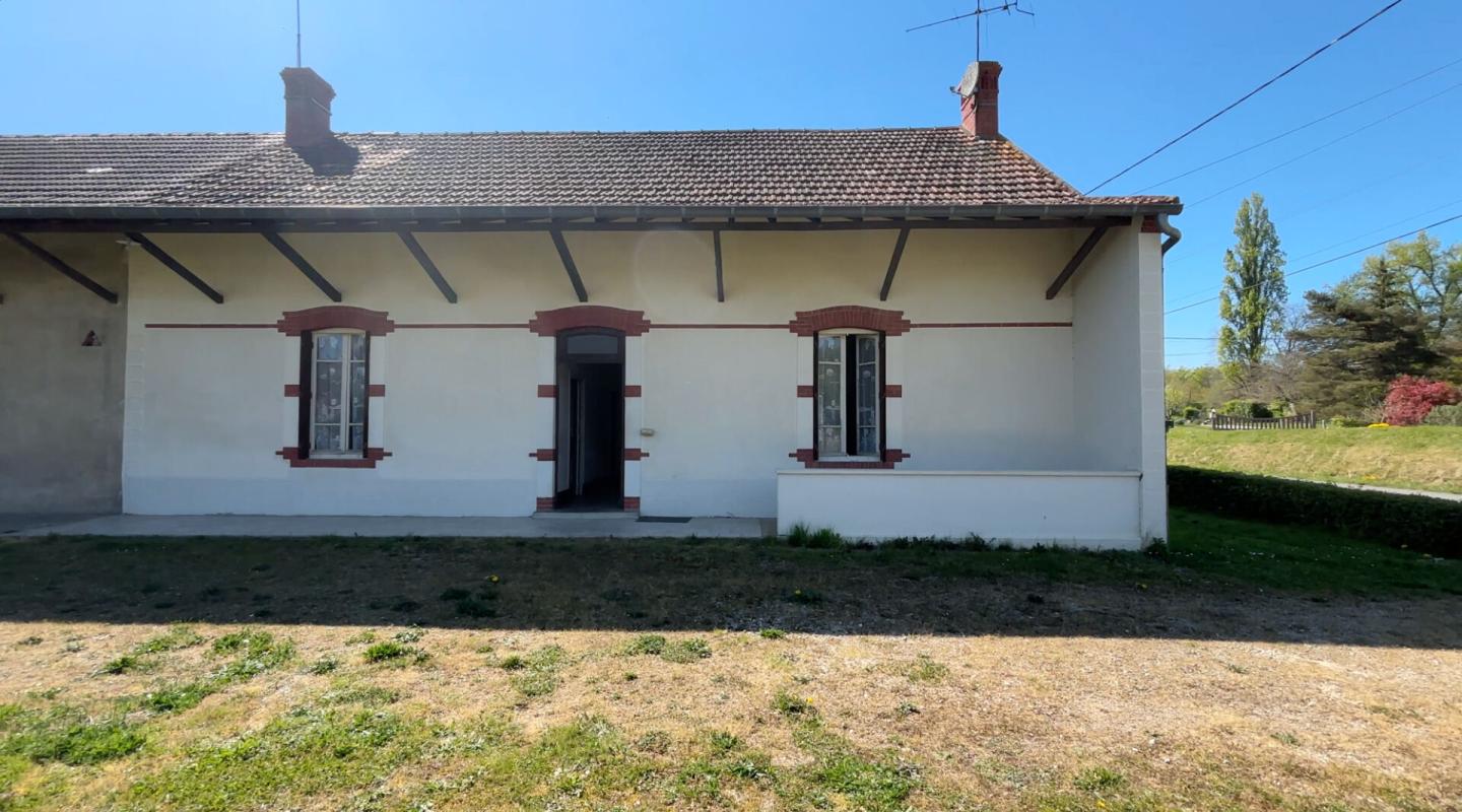 HUILLY-SUR-SEILLE Sur 2700 m2 de terrain, belle ferme à rénover 2