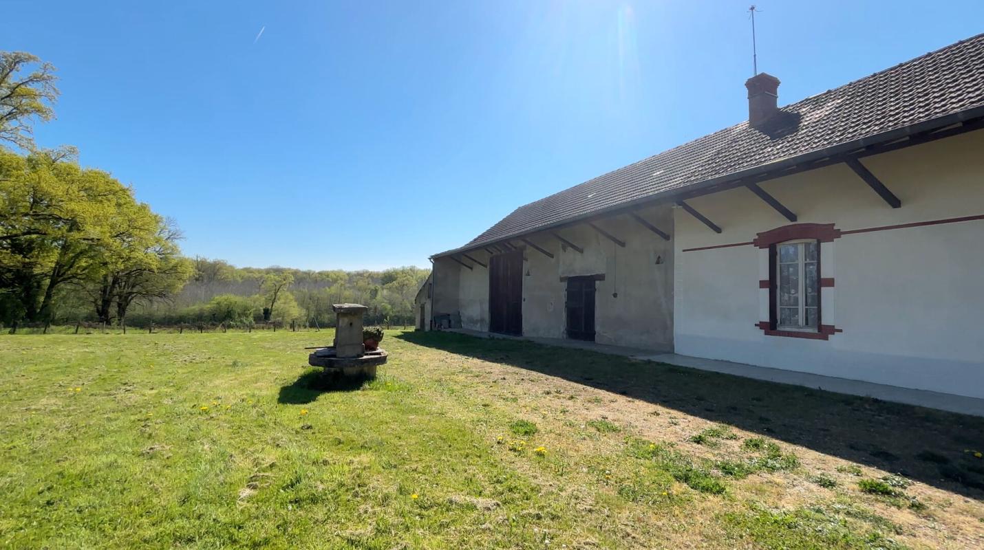 HUILLY-SUR-SEILLE Sur 2700 m2 de terrain, belle ferme à rénover 8
