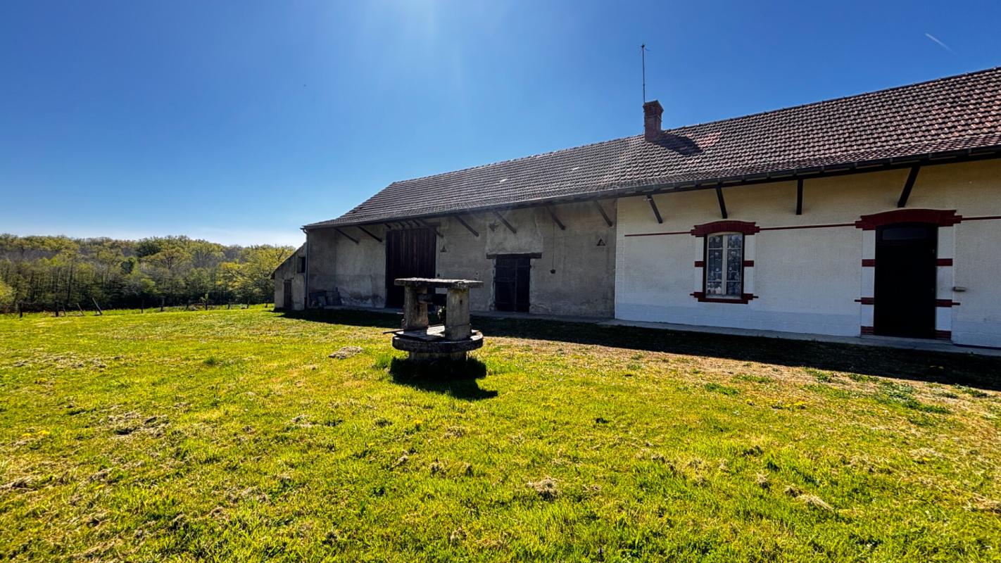 HUILLY-SUR-SEILLE Sur 2700 m2 de terrain, belle ferme à rénover 9