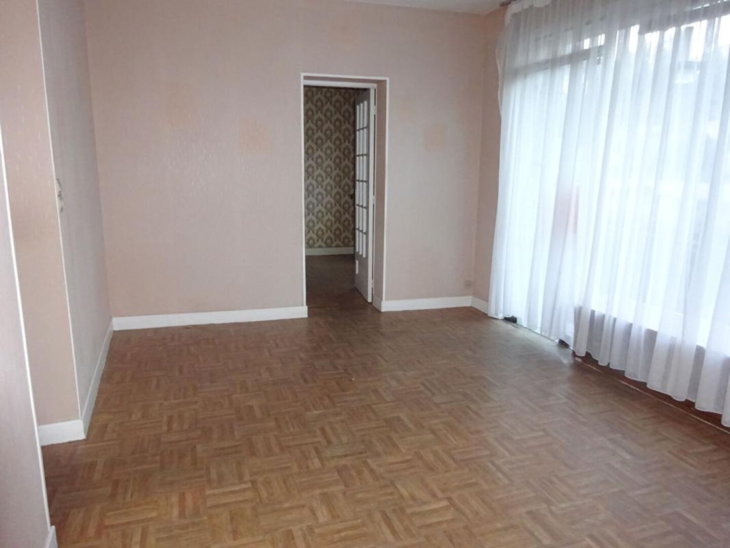 AZAY-LE-FERRON Maison Azay Le Ferron 9 pièce(s) 162 m2 7