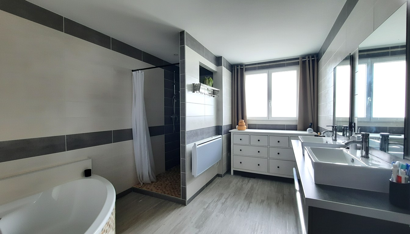 SAINT-PALAIS Ensemble immobilier de 2 maisons 364 m2 - revenu  locatif - PRIX 375 000 12