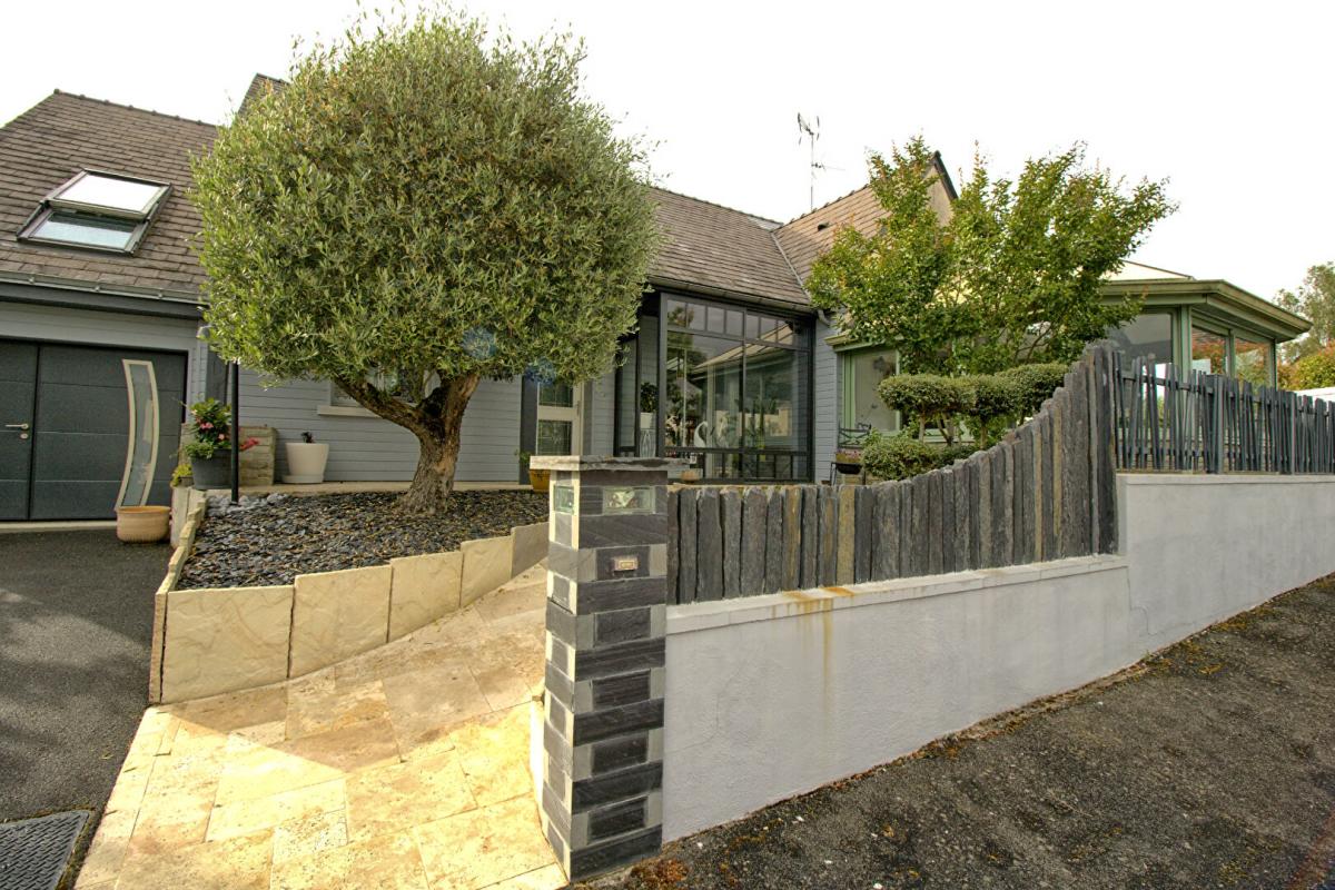 FENEU FENEU Maison totalement abouti de 170 m² 1