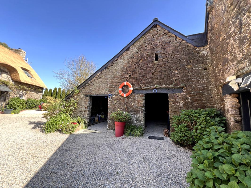 PLUVIGNER Magnifique chaumière de 225 m2- 4 ch- Annexes- piscine 1