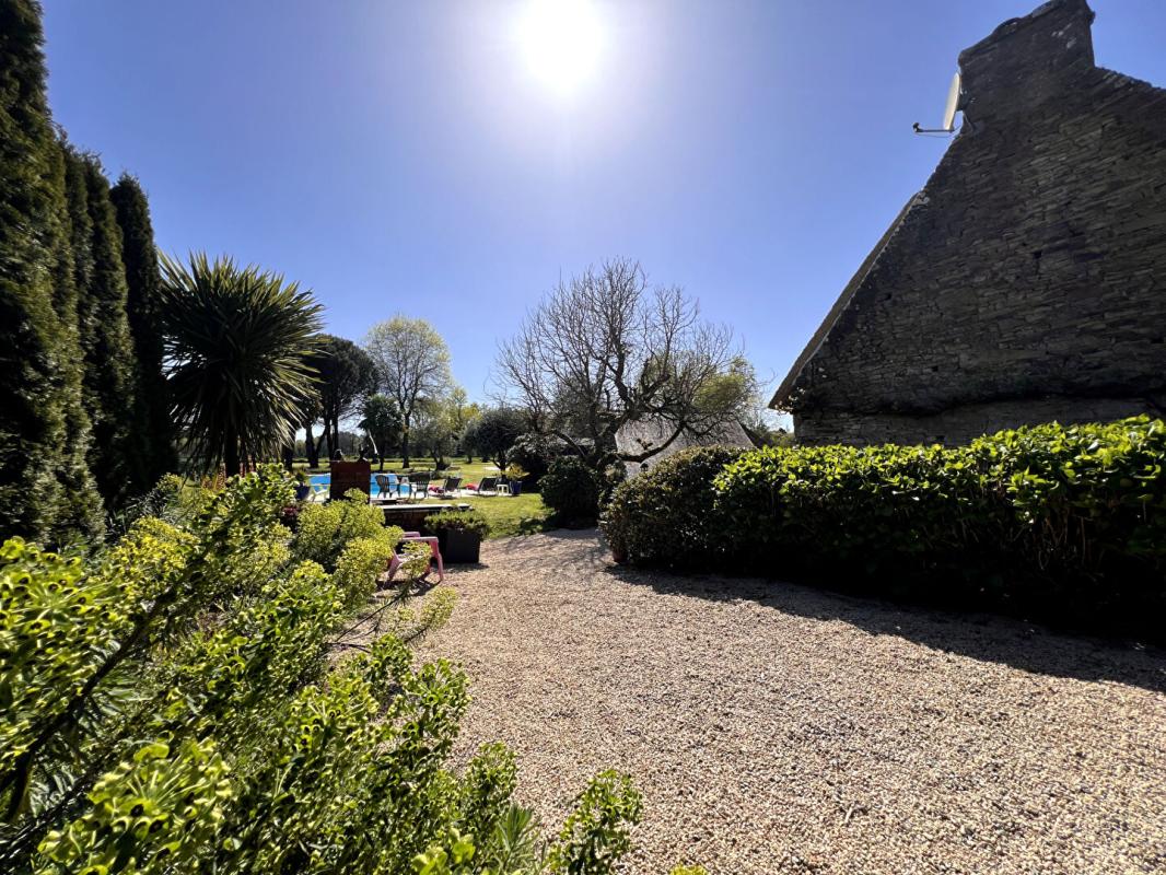 PLUVIGNER Magnifique chaumière de 225 m2- 4 ch- Annexes- piscine 11