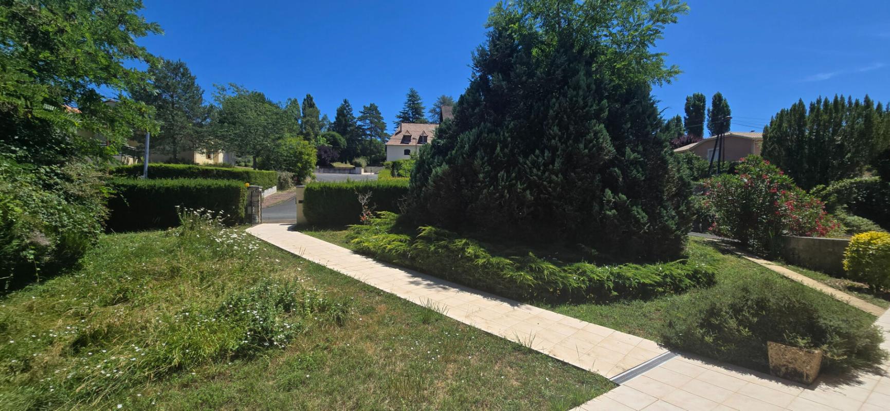 PERIGUEUX Maison type 6, sur sous-sol semi enterré, double garage, sur un terrain de 965 m² 2