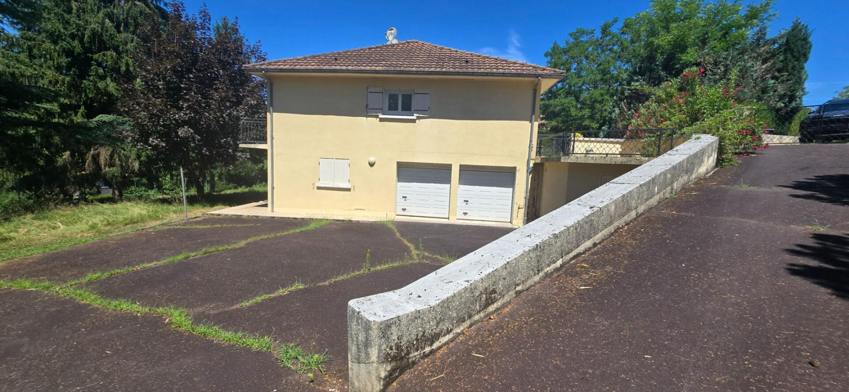 PERIGUEUX Maison type 6, sur sous-sol semi enterré, double garage, sur un terrain de 965 m² 3