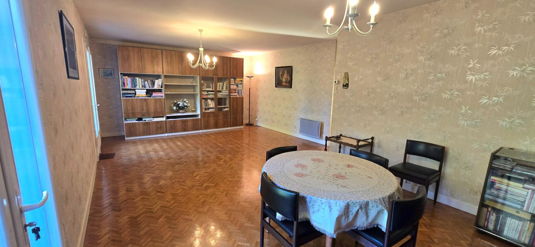 PERIGUEUX Maison type 6, sur sous-sol semi enterré, double garage, sur un terrain de 965 m² 6