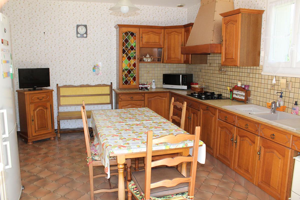 PERIGUEUX Maison type 6, sur sous-sol semi enterré, double garage, sur un terrain de 965 m² 8