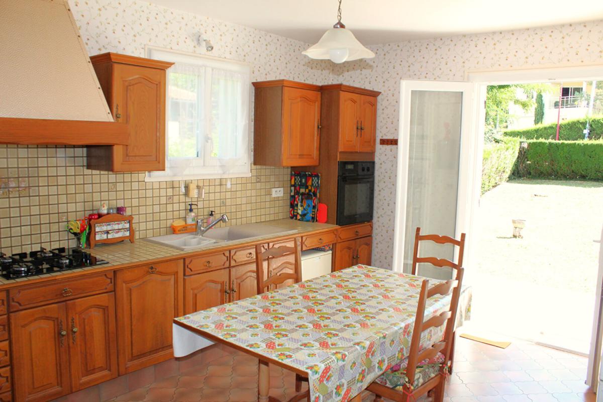 PERIGUEUX Maison type 6, sur sous-sol semi enterré, double garage, sur un terrain de 965 m² 9