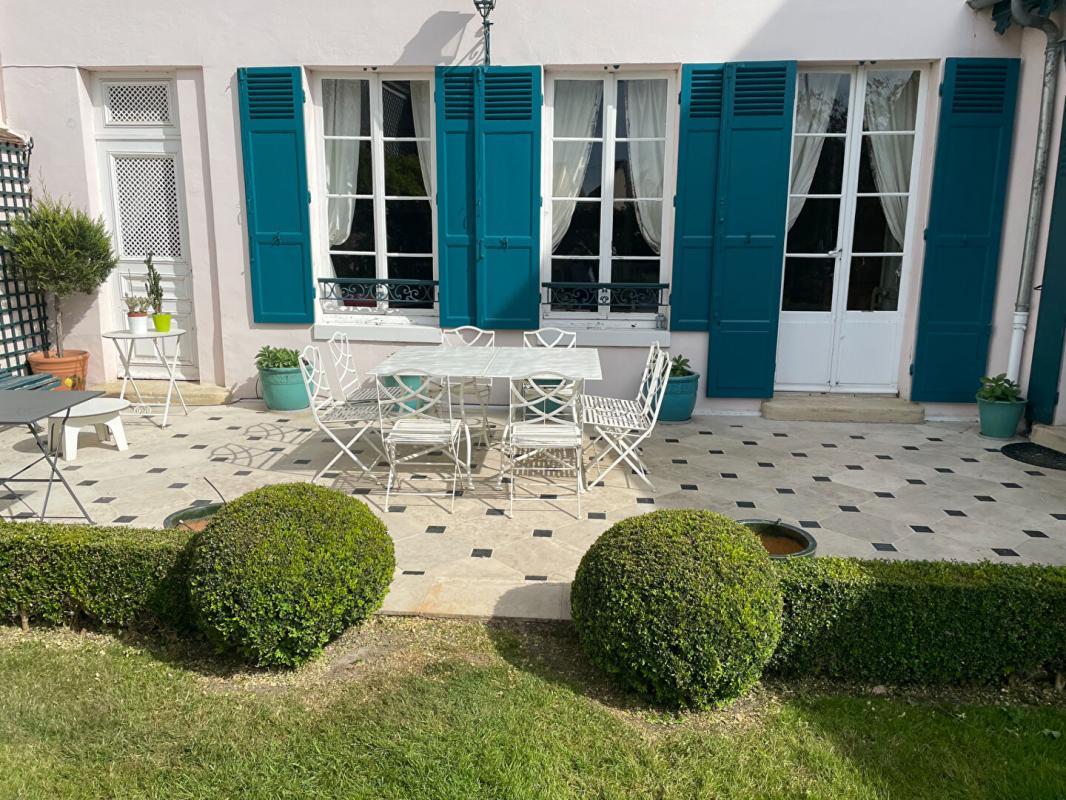 NOGENT-LE-ROI 28210 NOGENT LE ROI centre ville 300 m2 terrain 959 m2 5