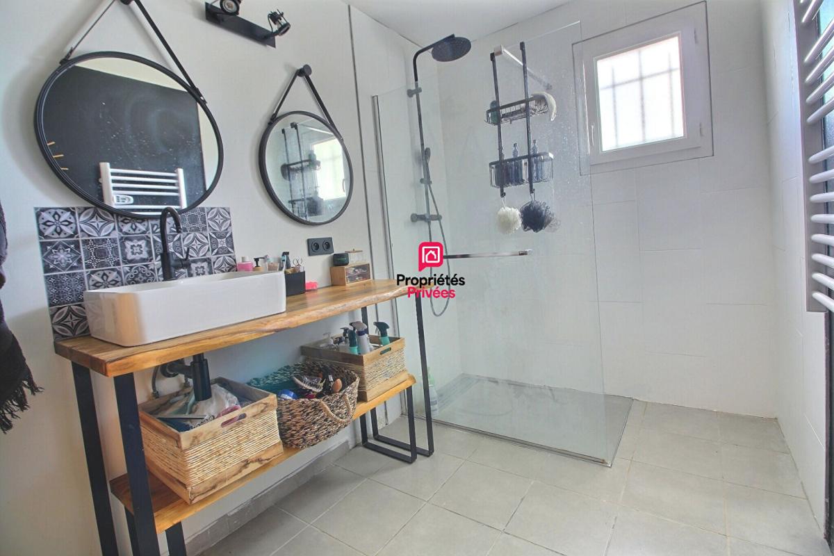 VACQUIERES Maison 3 chambres 92 m² de plain pied avec piscine à Vacquieres 9