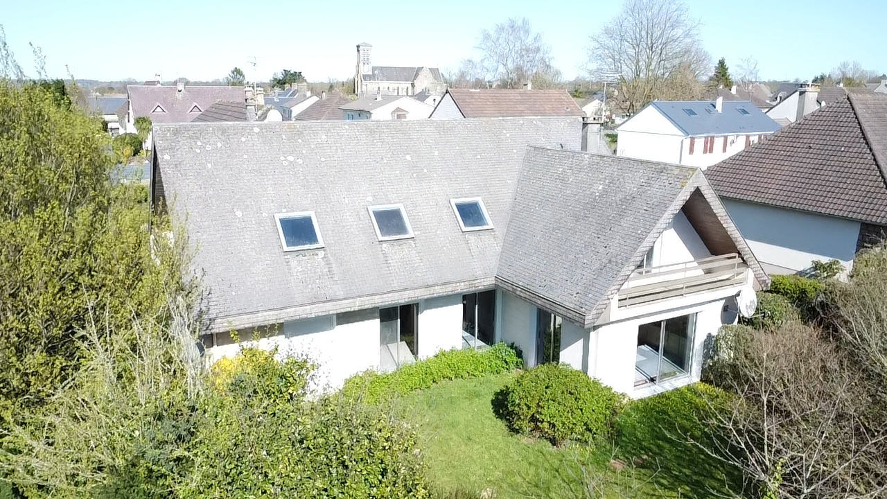 SAINT-JEAN-DES-CHAMPS Maison 7 pièces d'environ 156 m2 1