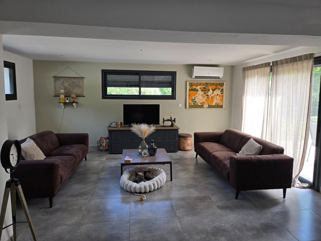 ANDUZE Villa de 124.7 M2 avec piscine et garage sur un terrain clos et arboré de 735 M2 au calme sans vis à vis 5