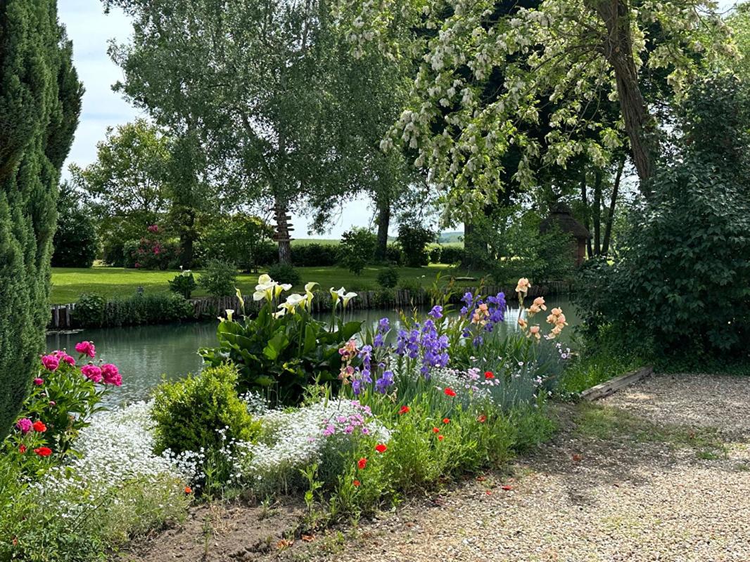 SAINT-GERMAIN-DES-PRES A VENDRE VASTE PROPRIETE Composée de DEUX HABITATIONS et UN STUDIO, ETANG bordée par rivière sur plus de 4,5 Hectares 11