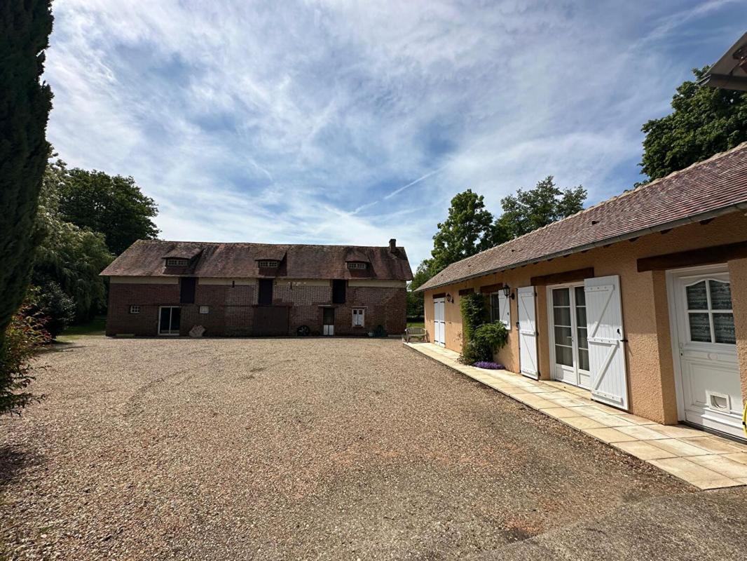 SAINT-GERMAIN-DES-PRES A VENDRE VASTE PROPRIETE Composée de DEUX HABITATIONS et UN STUDIO, ETANG bordée par rivière sur plus de 4,5 Hectares 12