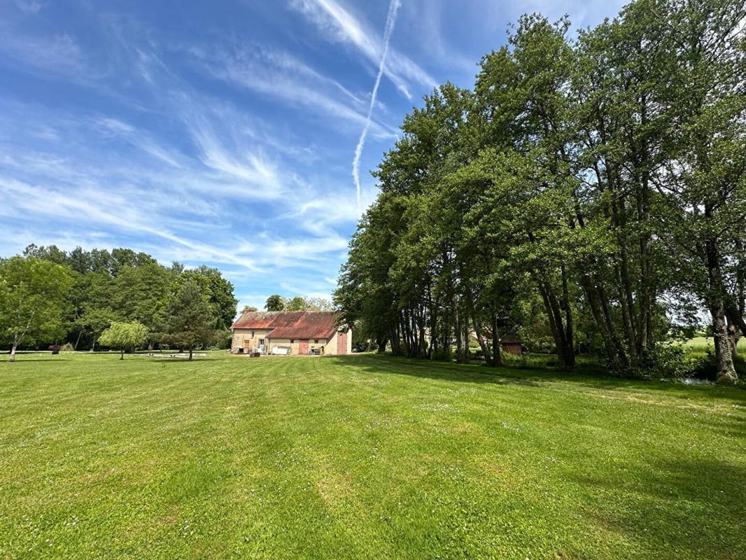 SAINT-GERMAIN-DES-PRES A VENDRE VASTE PROPRIETE Composée de DEUX HABITATIONS et UN STUDIO, ETANG bordée par rivière sur plus de 4,5 Hectares 14