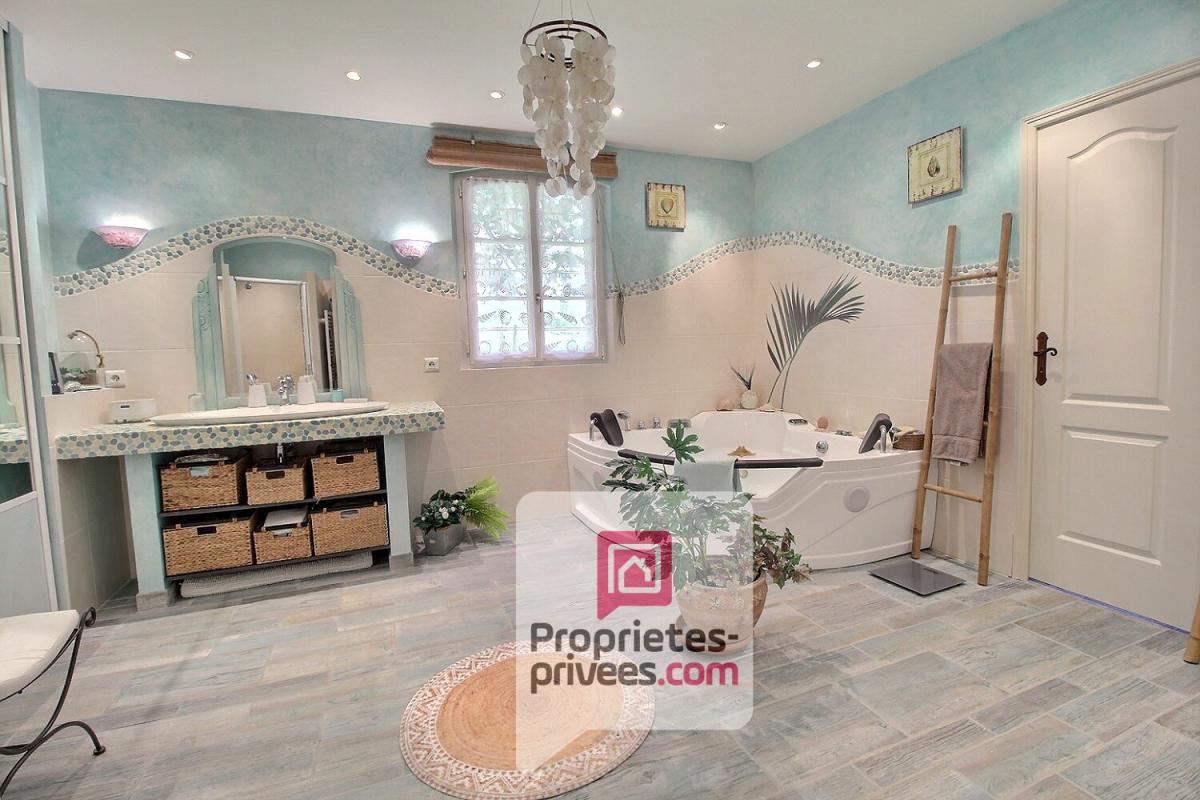 SAINT-GERMAIN-DES-PRES A VENDRE VASTE PROPRIETE Composée de DEUX HABITATIONS et UN STUDIO, ETANG bordée par rivière sur plus de 4,5 Hectares 15