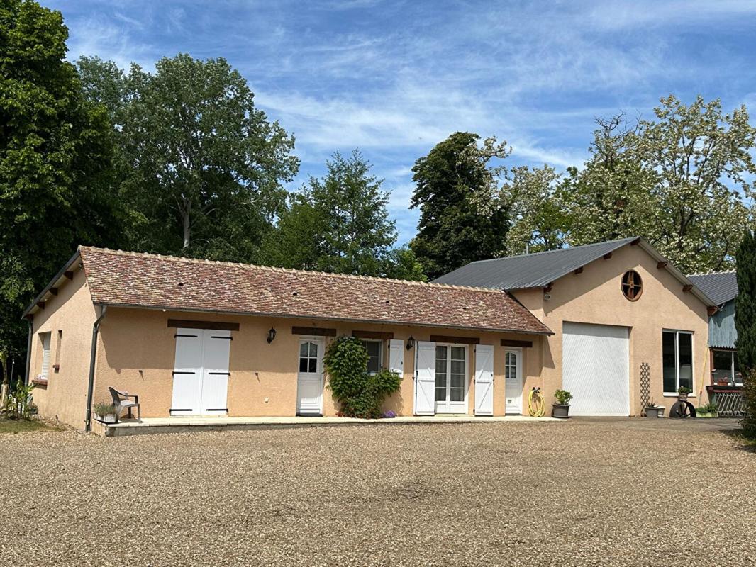 SAINT-GERMAIN-DES-PRES A VENDRE VASTE PROPRIETE Composée de DEUX HABITATIONS et UN STUDIO, ETANG bordée par rivière sur plus de 4,5 Hectares 6