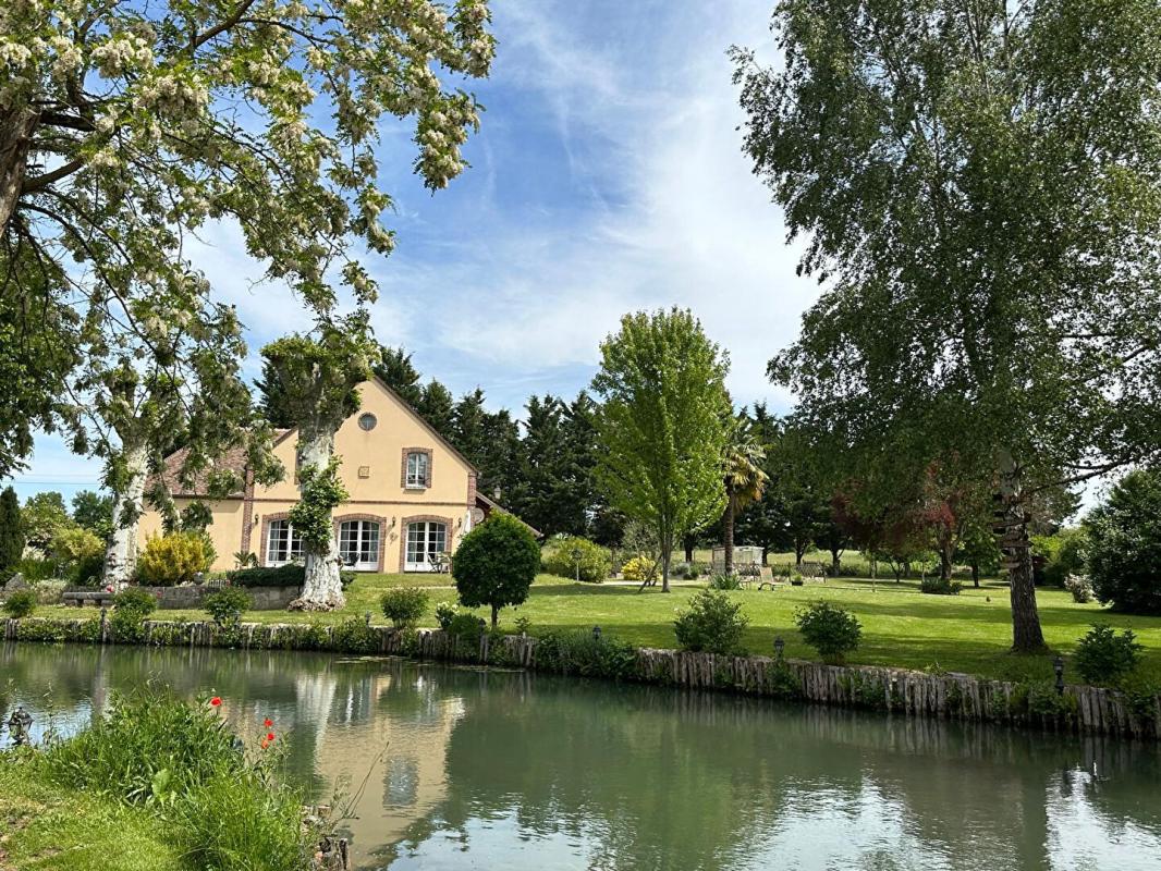 SAINT-GERMAIN-DES-PRES A VENDRE VASTE PROPRIETE Composée de DEUX HABITATIONS et UN STUDIO, ETANG bordée par rivière sur plus de 4,5 Hectares 8