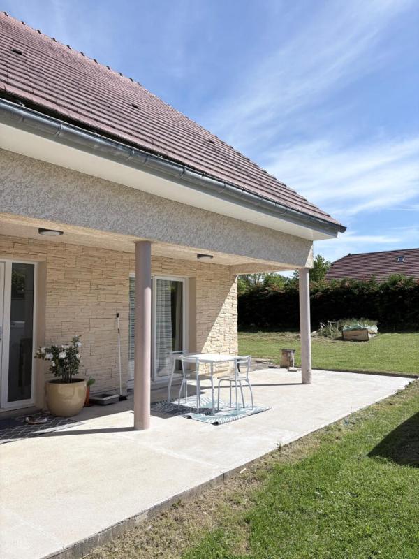 BRIOD Volumes, luminosité et cadre privilégié pour cette belle maison familiale 11