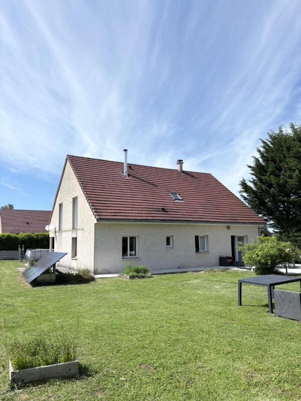 BRIOD Volumes, luminosité et cadre privilégié pour cette belle maison familiale 12