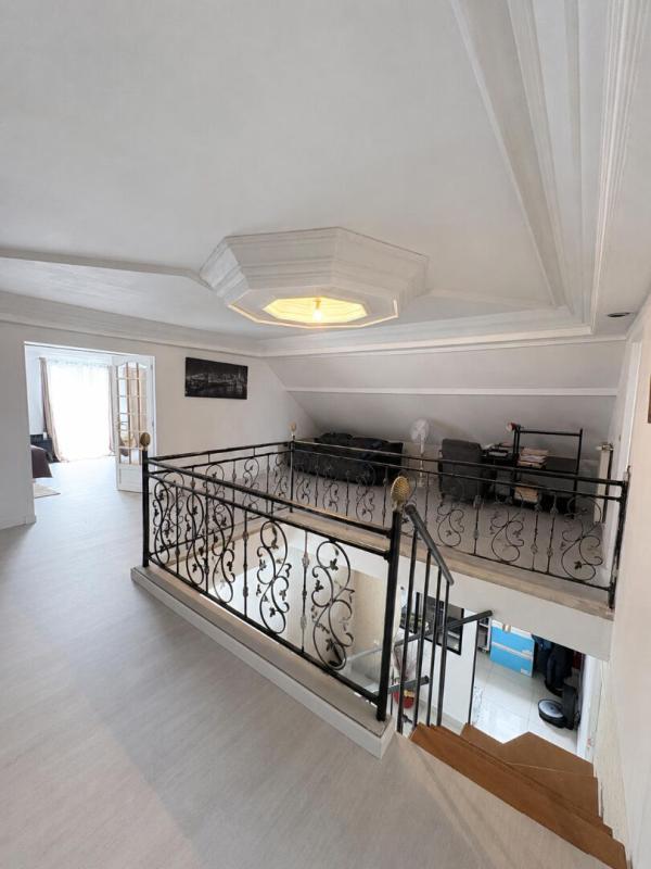 BRIOD Volumes, luminosité et cadre privilégié pour cette belle maison familiale 9